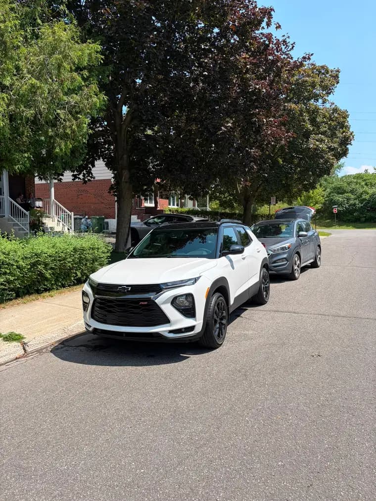 White Chevrolet Trailblazer RS with a black roof after a full exterior detail in Montreal