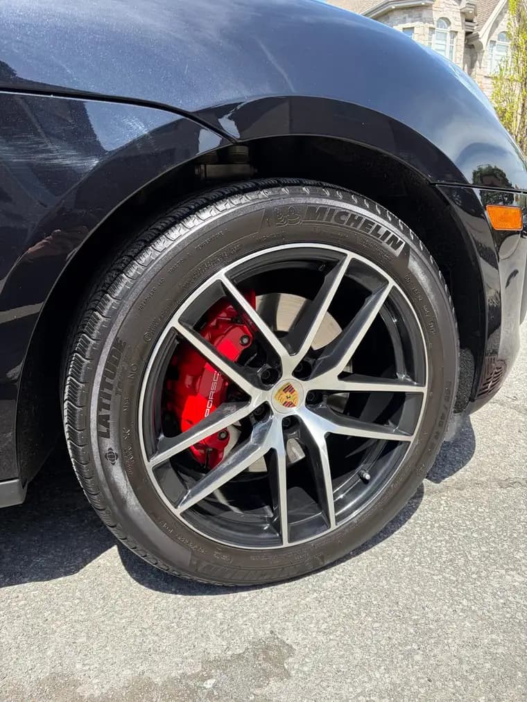 Spotless Porsche Macan wheel with red calipers after wheel detailing