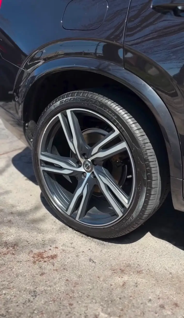 Volvo diamond-cut wheel after a deep clean